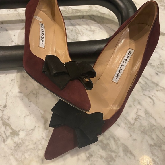 Manolo Burgundy Swede heels with black bow - Picture 6 of 11